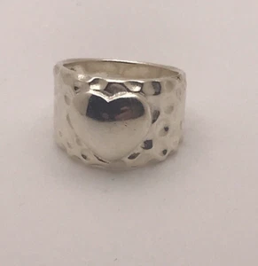 Anillo martillado corazón hinchado banda modernista ancha sólida de plata esterlina talla 6,75 - Imagen 1 de 6