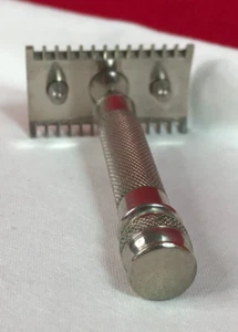 VINTAGE GILLETTE 3 PIECE SAFETY RAZOR SERIAL No. G821555 MADE IN USA - Picture 1 of 16