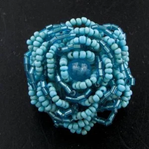 "Anillo de cuentas de semillas artesanales con flor turquesa talla 6-11" - Imagen 1 de 2