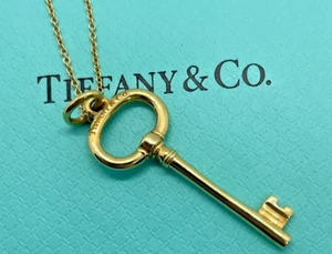 Tiffany & Co. Collar Colgante Llave Ovalada Oro Amarillo 18k 16" con Caja - Imagen 1 de 14