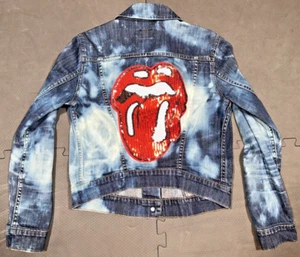 LEVI STRAUSS ROLLING STONES COLLAB DISTRESSED DENIM BLUE JEAN JACKET JUNIORS MED - Picture 1 of 10