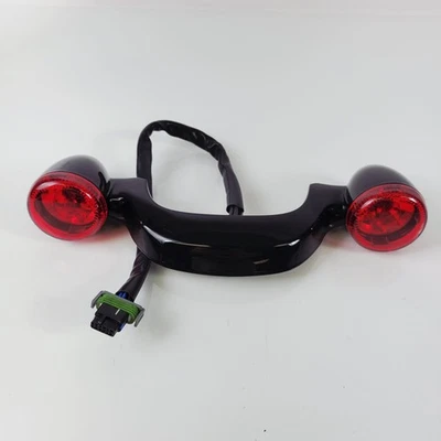 Barra de luz de señal de freno de giro trasero negra Harley-Davidson lente roja 67800483 Foto 1 de 4