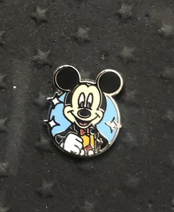 Walt Disney World Tiny Kingdom Serie 3 TOWN SQUARE THEATRE MICKEY MOUSE Pin - Bild 1 von 1
