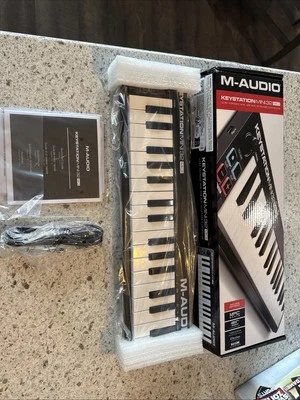 Keystation Mini 32 MK3 - USB MIDI Keyboard Controller with 32 Velocity Sensit... - Image 1 of 4