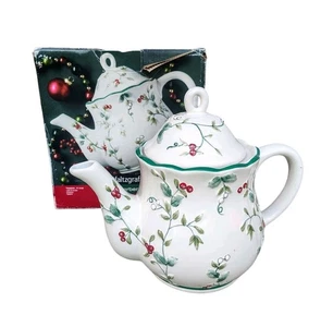 Tetera esculpida Pfaltzgraff Winterberry 9" Navidad 4 tazas capacidad  - Imagen 1 de 10