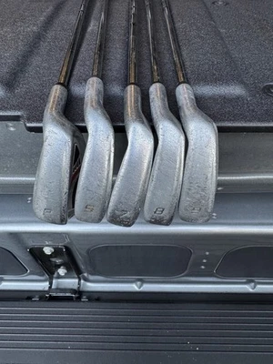 Juego Junior para diestros. Hierros, maderas, putter y bolsa Foto 1 de 4