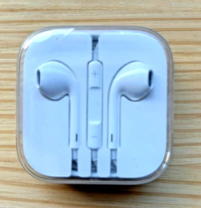 Genuine Apple EarPods with Headphones Plug Wired - New - Picture 1 of 3