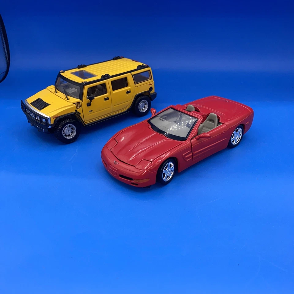 MotorMax 1998 Chevrolet Corvette convertible And Maisto 1:27 Hummer Lot 1/24 - Image 1 of 4