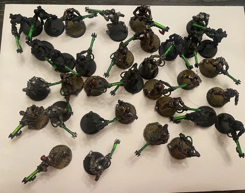 1992 GW War Hammer figure lot of 30 + figurines some painted some missing parts Cover