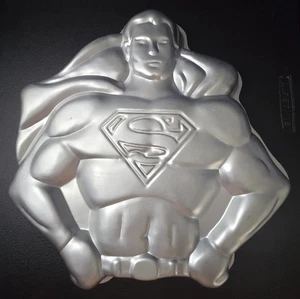 Wilton Vintage Superman Cake Pan 1977 DC Comics 12”x12” Modelo 502-1212 - Imagen 1 de 6