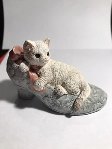 Vintage United Design Corp Cat Kitty In Shoe Kitten Figurine Statue Angora 1996 - Picture 1 of 7