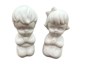 Vintage Made in Japan betender Junge Mädchen weißes Porzellan Biskuit Salz & Pfeffer 3,5" - Bild 1 von 7