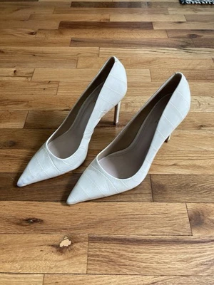 Zapatos de salón SCHUTZ Lou Croc en relieve para mujer punta gamuza nude concha de huevo tacones 10B Foto 1 de 4