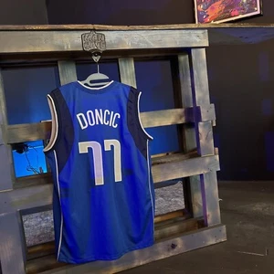 LUKA SOSIC handsigniert, Dallas Mavericks TRIKOT JSA LOA *Rookie-Jahr* SELTEN, Edelstein - Bild 1 von 6