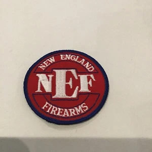 Parche bordado vintage NEF ARMAS DE FUEGO 3”x3” rojo #P NUEVA INGLATERRA - Imagen 1 de 2