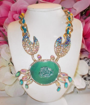 COLLAR BETSEY JOHNSON BRILLANTE AQUA Y CADENA TEJIDA AZUL CANGREJO DECLARACIÓN Foto 1 de 4