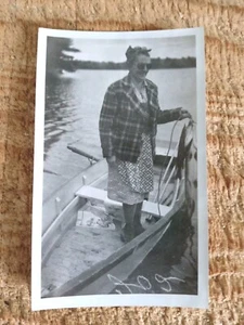 DAME MIT SONNENBRILLE IM BOOT, 1940er Jahre. Vintage 4,5" x 2,7" FOTO * X2/6 - Bild 1 von 2