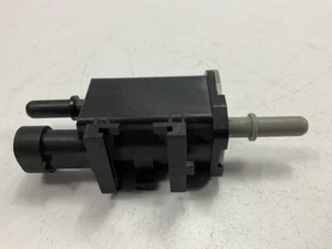 NUEVO - FUERA DE CAJA - OEM GM 12597567 Válvula de purga de bote de vapor - Imagen 1 de 5