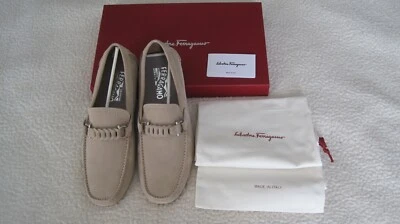 Nuevo en caja SALVATORE FERRAGAMO STUART Beige Becerro Gamuza Hombres Mocasines Talla 8 EEE Foto 1 de 4
