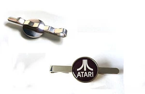 ATARI LETRERO RETRO DE COLECCIÓN CORBATA DESLIZANTE CORBATA PIN BARRA REGALO - Imagen 1 de 1