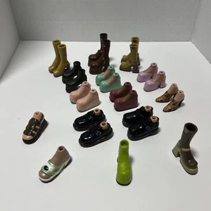 Vintage Bratz Puppe Bratz Jungen Paket Schuhe Stiefel First Edition MGA 11 Paar 4 Singles - Bild 1 von 9