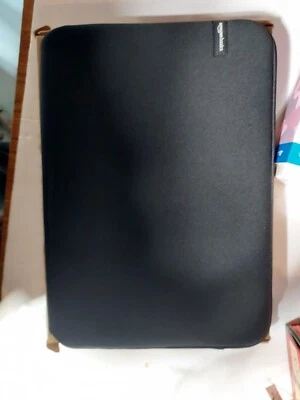 Funda para portátil Amazon Basics 15,6 pulgadas, funda protectora con cremallera - negra Foto 1 de 4