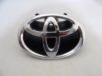 2006 2007 2008 2009-2010 TOYOTA SIENNA FRONT GRILLE EMBLEM LOGO 75301-AE010 OEM - Image 1 of 4