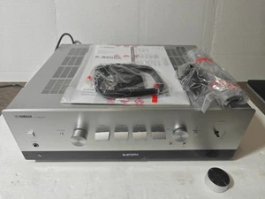 Receptor de red Yamaha Audio Yamaha R-N800A con fono y DAC incorporado, plateado - Imagen 1 de 8