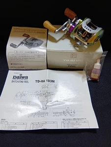 DAIWA TD-ito103M Megabass Ito ENGINEERING Angelrolle - Bild 1 von 10