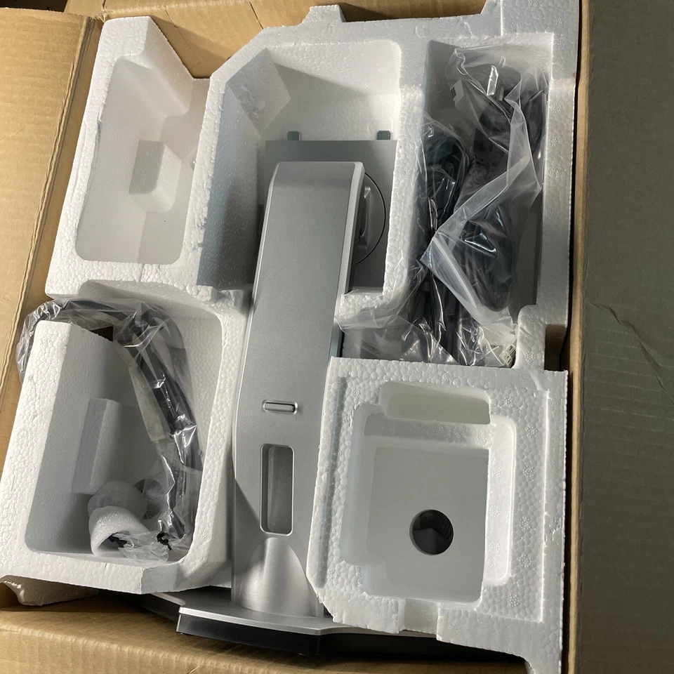 Dell 1708FP 0FP816 0PM372 0F534H 17" Ultrasharp 1280x1024 DVI VGA LCD Monitor - Image 1 of 4