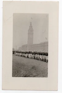 Postal de 1915 RPPC de marineros de la Marina de los Estados Unidos con rifles cerca del edificio del ferry SF CA - Imagen 1 de 2