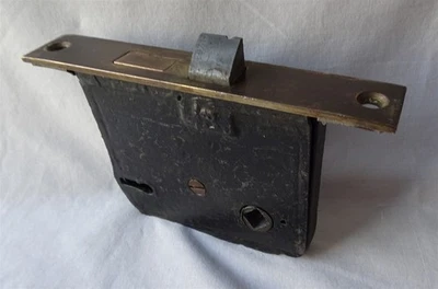 Cerradura de puerta de mortaja vintage con pestillo, perno muerto y placa frontal chapada en latón Foto 1 de 4
