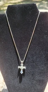Premier Designs ciondolo croce con strass su catena argentata 18" - Foto 1 di 6
