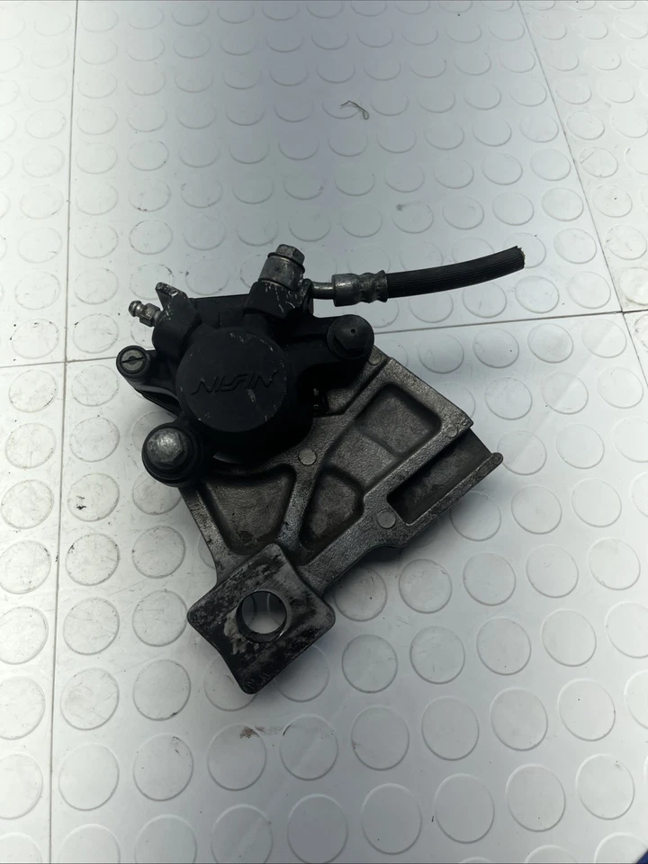 2020 SUZUKI SV650 OEM PINÇA DE FREIO TRASEIRA COM SUPORTE DE MONTAGEM FABRICANTE DE EQUIPAMENTO ORIGINAL - Imagem 1 de 4