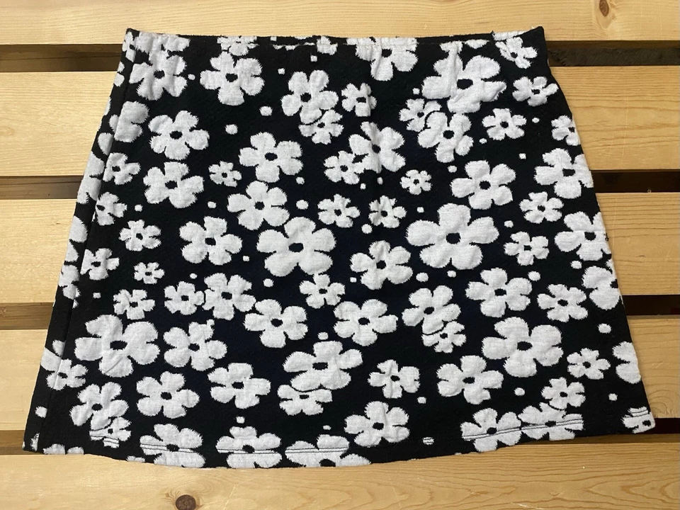 Minifalda Tejida Clara Urban Outfitters Estampado Floral Negra/Blanca Talla M Foto 1 de 4