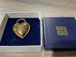 Broche prendedor Givenchy vintage con logotipo grande en forma de corazón con motivo de bloqueo de almohadilla / con caja - Imagen 1 de 7