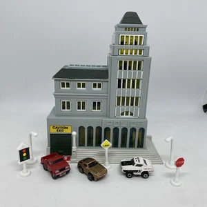 1989 Micro Machines City Scenes Police Station Building / Working Light Cars - Picture 1 of 11