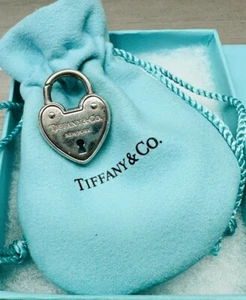 Tiffany & Co GRANDE Charm Lucchetto con Lucchetto ad Arco Cuore con Sacchetto - Foto 1 di 11