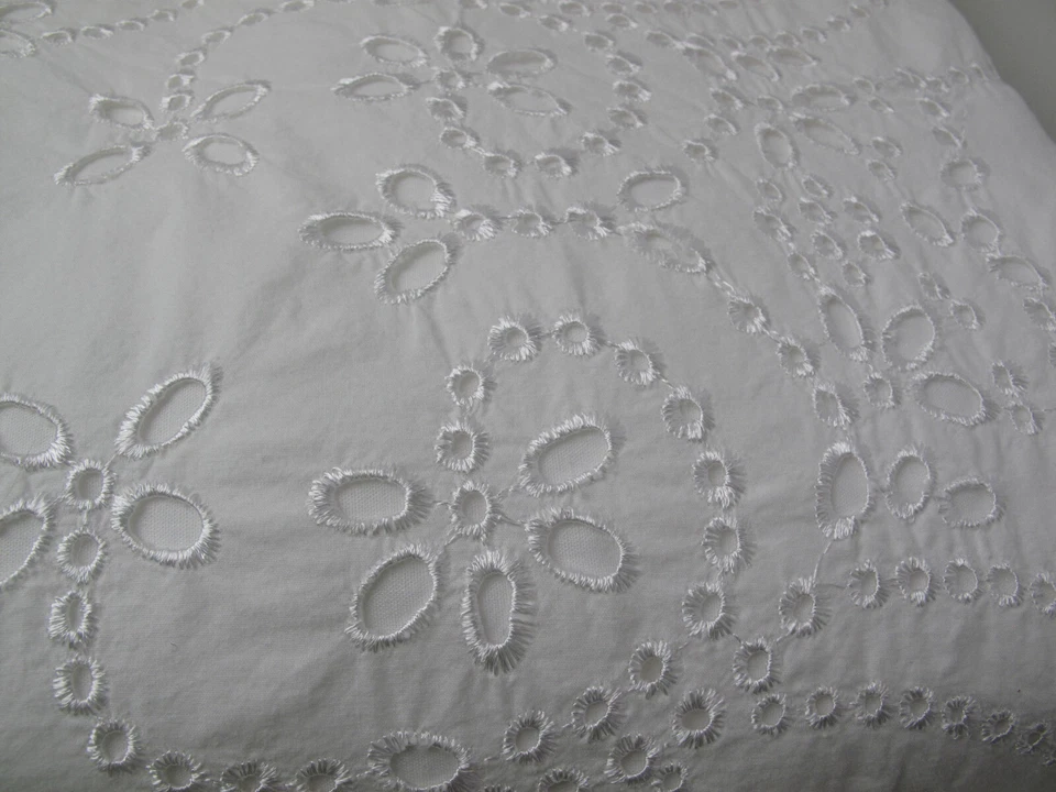 Edredón Tahari Home Queen + 2 fundas de almohada blanco 84"x 82" bordado floral Foto 1 de 4