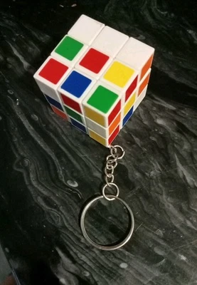 Rubik's CLASSIC - Il Cubo di Rubik in versione portachiavi Poliedrico magico - Immagine 1 di 2