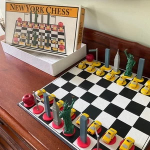 2002 New York City Figural Big Apple Chess Set Big League Promotions World Trade - Picture 1 of 4