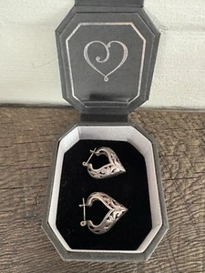 Pendientes BRIGHTON en forma de corazón abierto diseño filigrana plateada en caja original - Imagen 1 de 6