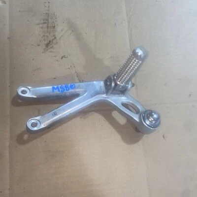 Yamaha YZF600 R6 1999 reposapiés trasero derecho/colgador/clavija Foto 1 de 3