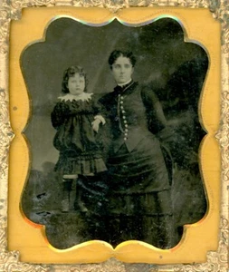VICTORIAN IMAGE OF MOTHER AND DAUGHTER, POINTED LACE COLLAR ROW OF BUTTONS NICE - Picture 1 of 1