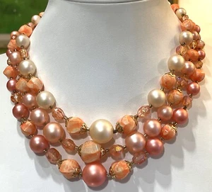 Collana vintage Hong Kong arancione pesca multistrato chiusura a gancio - Foto 1 di 6