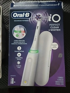 Cepillo de dientes eléctrico recargable Oral-B iO Perfect Clean & Whiten, paquete de 1 - Imagen 1 de 3