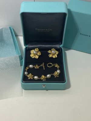 MAGNIFICENT TIFFANY & CO 18K PEARL DOGWOOD EARRINGS & BRACELET SET. Vintage Rare - Image 1 of 4