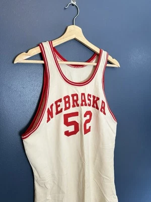 Camiseta blanca vintage del equipo de baloncesto Wilson Nebraska de los años 50’s talla 44 para hombre  Foto 1 de 4