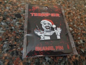 Terrifier Art il Clown Babbo Natale Canna di Caramelle Spilla Smaltata Nuova - Foto 1 di 5