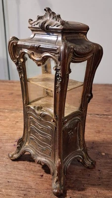 PETITE VITRINE A BIJOUX OU A BAGUES STYLE ROCAILLE EN REGULE ET BRONZE XIXème - Photo 1/4